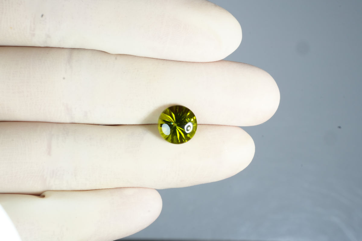 NATURAL PERIDOT 4.65 CARATS / 5.11 Ratti