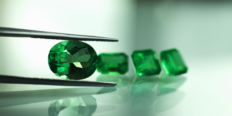 Identify the purity of a natural emerald gemstone