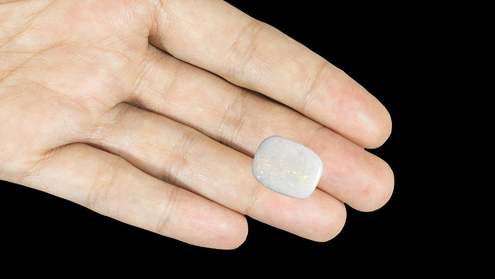 White Opal With Fire 13.61 Carats / 13.14 Ratti