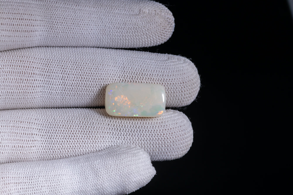 White Opal With Fire 11.77 Carats / 12.93 Ratti