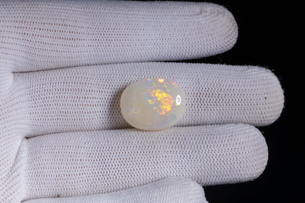 White Opal With Fire 11.75 Carats / 12.91 Ratti