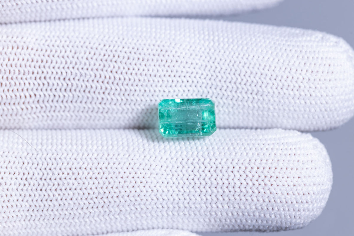 Minor Oil Afganistan Emerald 4.47 Carats / 4.91 Ratti