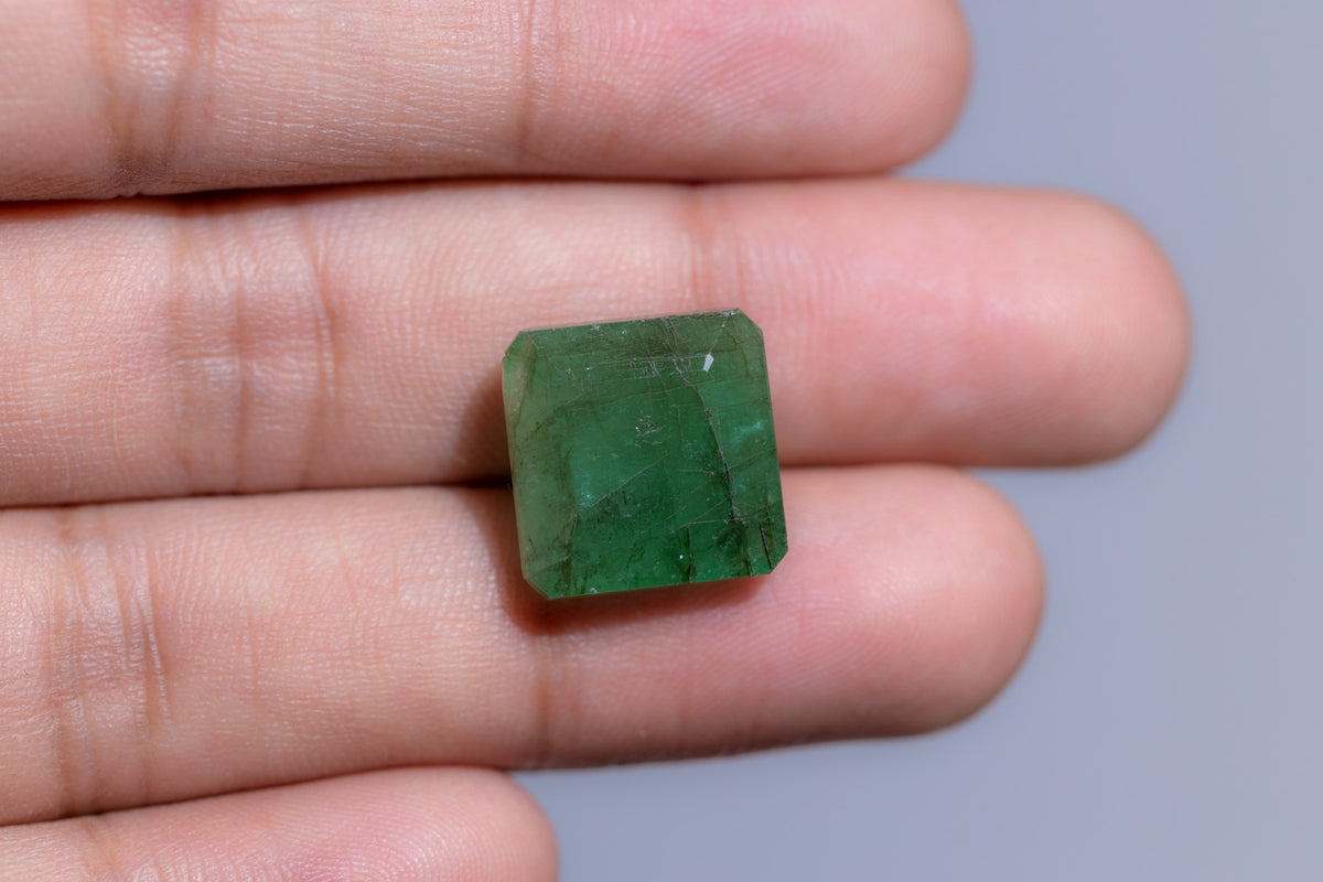 Minor Oil Zambian Emerald 15.45 Carats / 16.98 Ratti