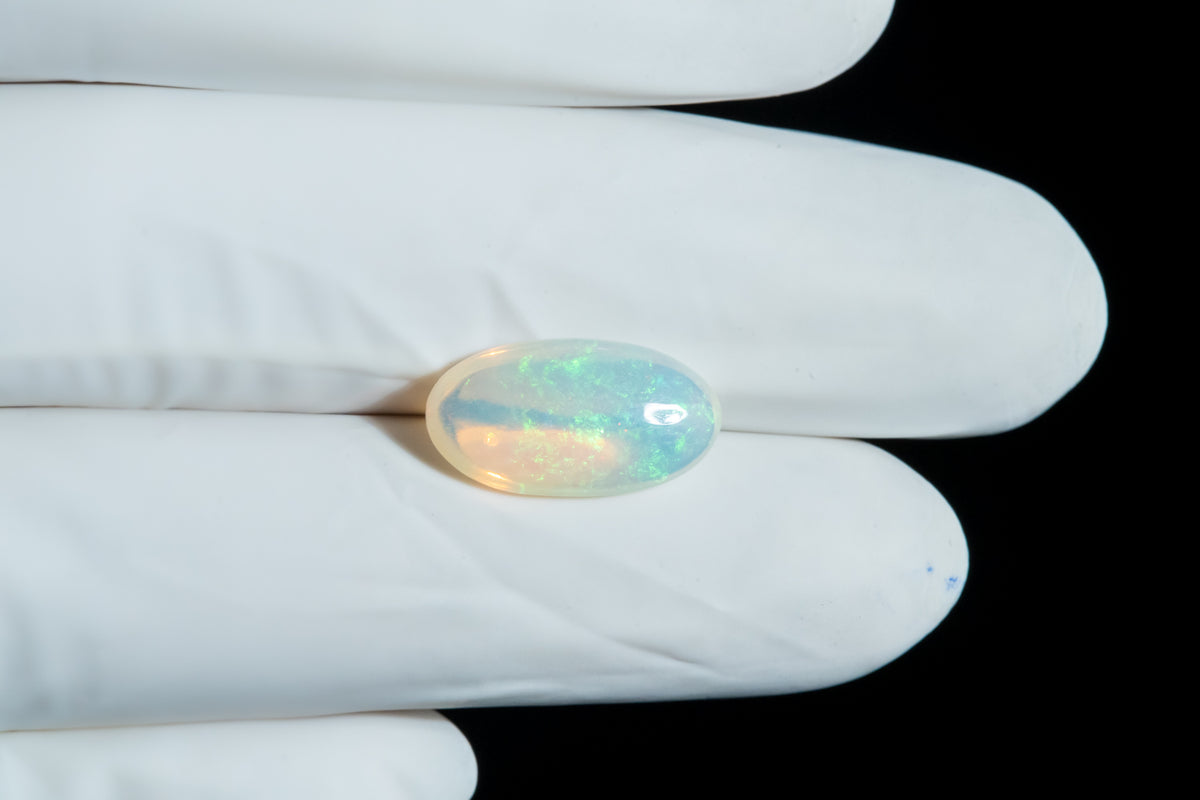 White Opal With Fire 4.22 Carats / 4.64 Ratti