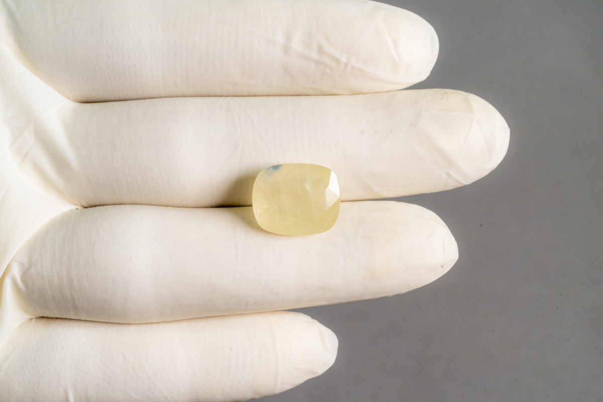 Natural Yellow Sapphire 13.94 Carats / 15.32 Ratti