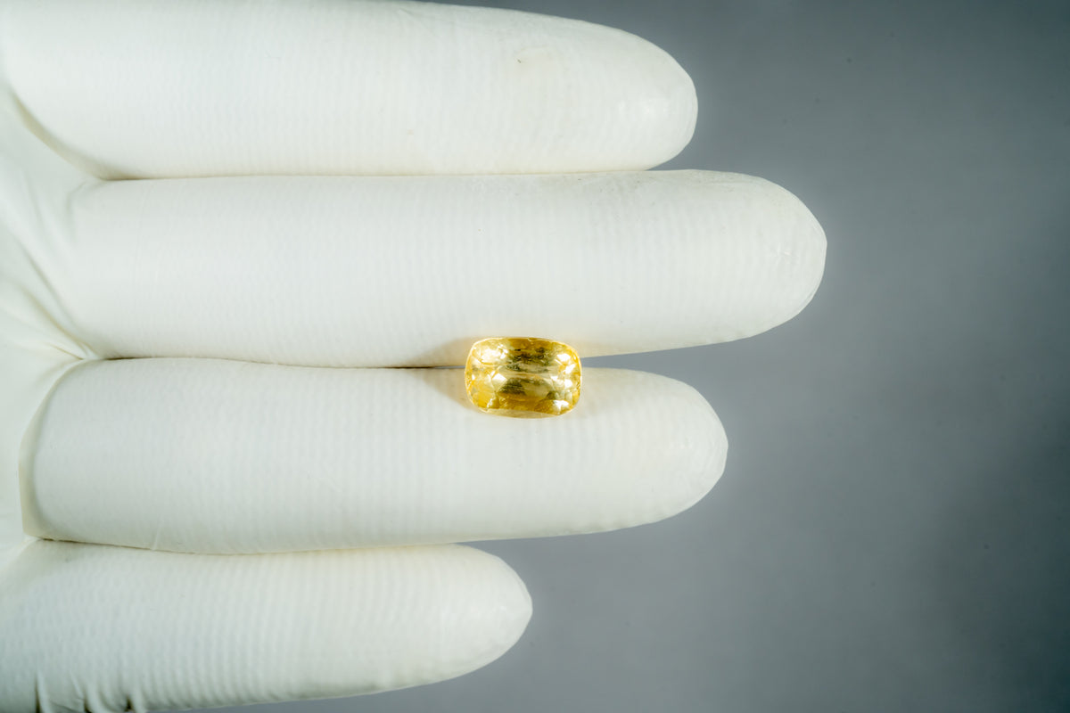 Natural Yellow Sapphire 7.37 Carats / 8.1 Ratti