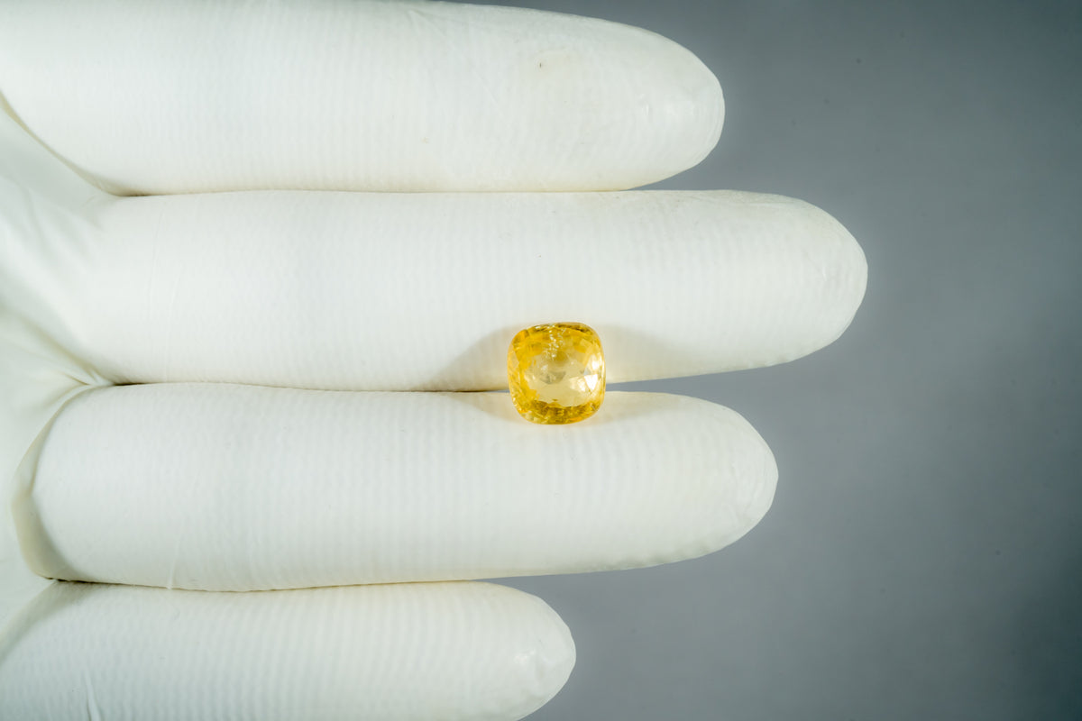 Natural Yellow Sapphire 6.40 Carats / 7.03 Ratti