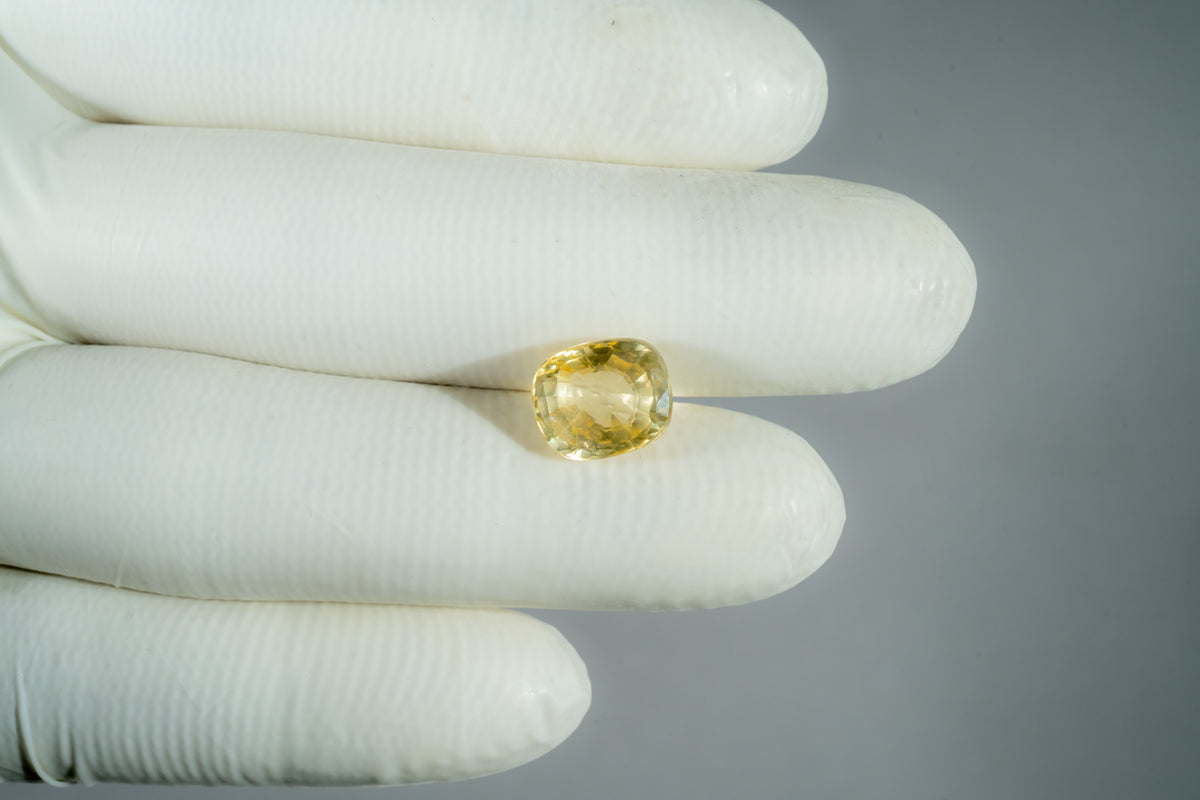 Natural Yellow Sapphire 6.89 Carats / 7.57 Ratti
