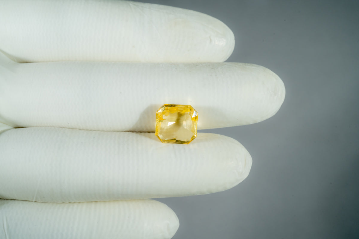 Natural Yellow Sapphire 7.33 Carats / 8.01 Ratti