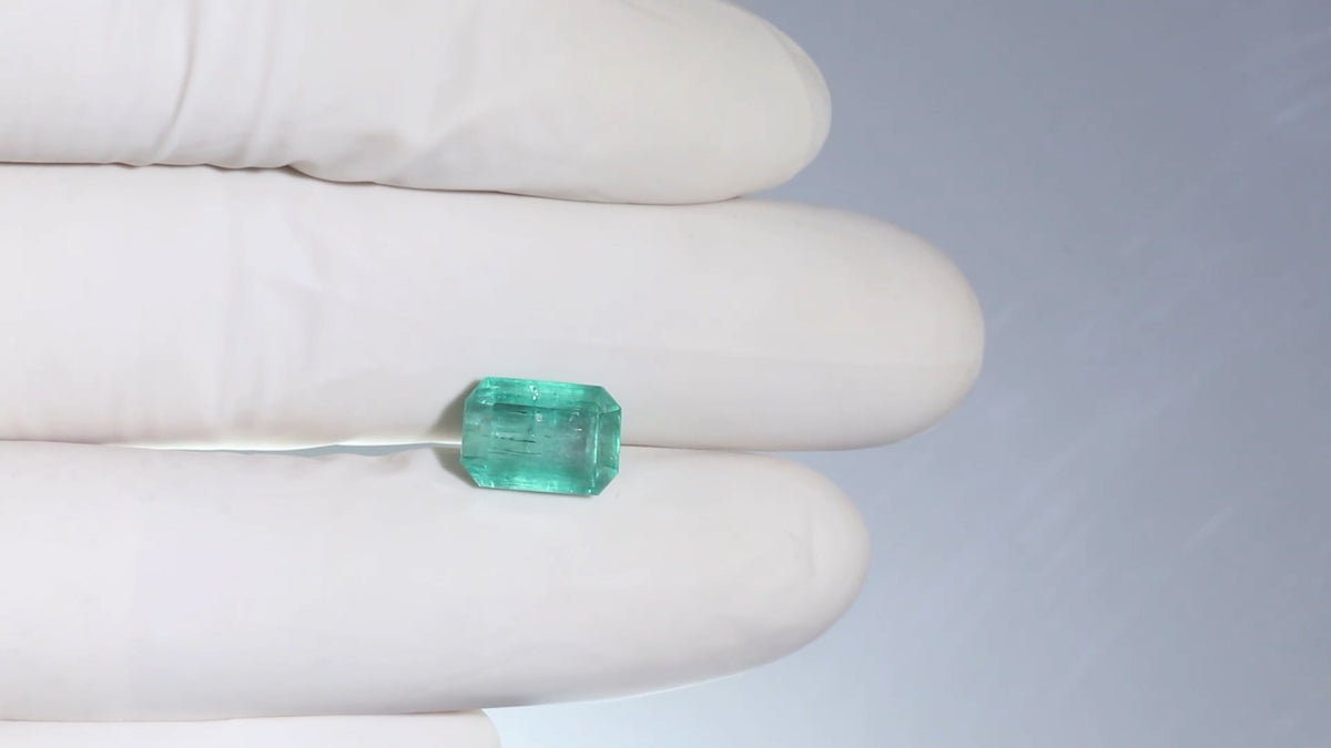 Minor Oil Afganistan Emerald 4.57 Carats / 5.02 Ratti