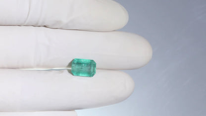 Minor Oil Afganistan Emerald 4.57 Carats / 5.02 Ratti