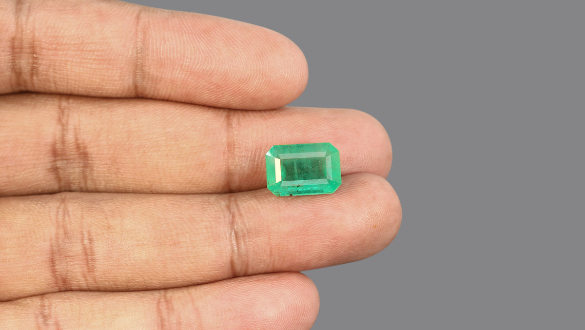 Zambian Emerald (Panna) 6.95 Carats / 7.64 Ratti