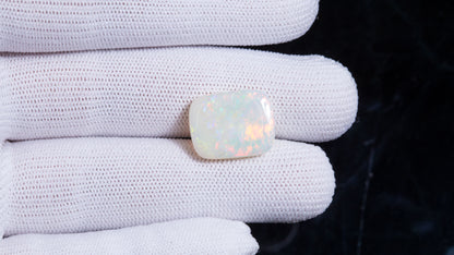 White Opal With Fire 10.80 Carats / 11.87 Ratti