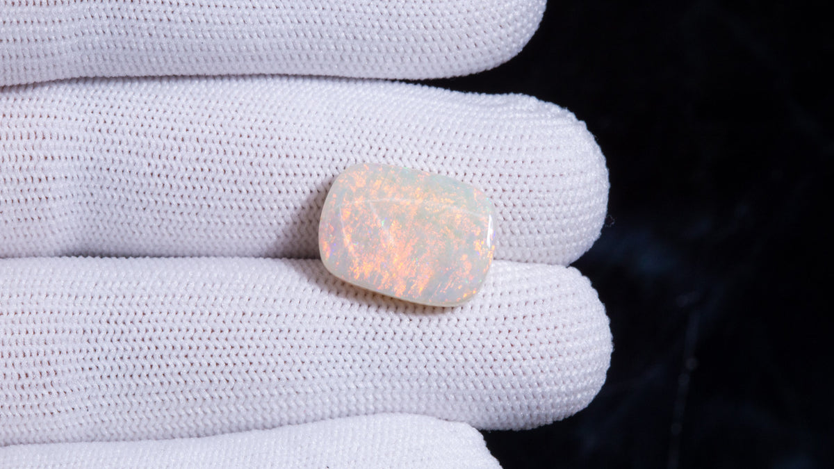 White Opal With Fire 10.51 Carats / 11.55 Ratti