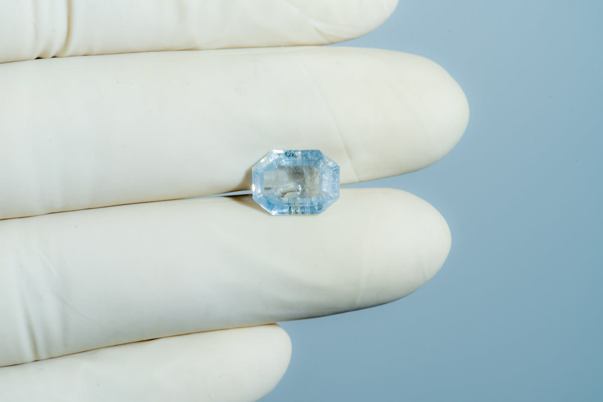 Natural Blue Sapphire 5.02 Carats / 5.52 Ratti