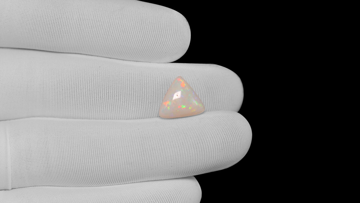 White Opal With Fire 4.88 Carats / 5.36 Ratti