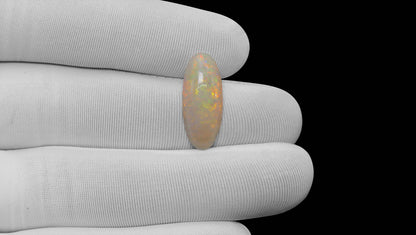 White Opal With Fire 7.07 Carats / 7.77 Ratti