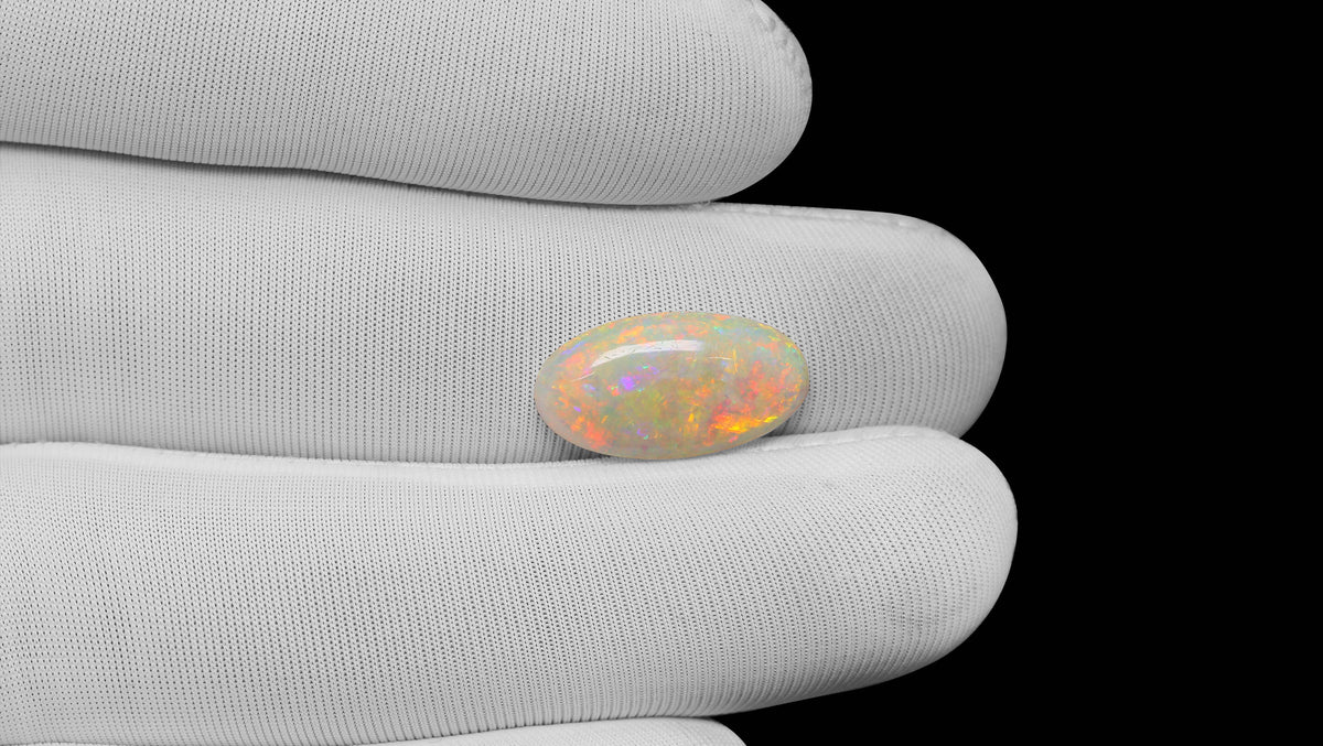 White Opal With Fire 4.26 Carats / 4.68 Ratti