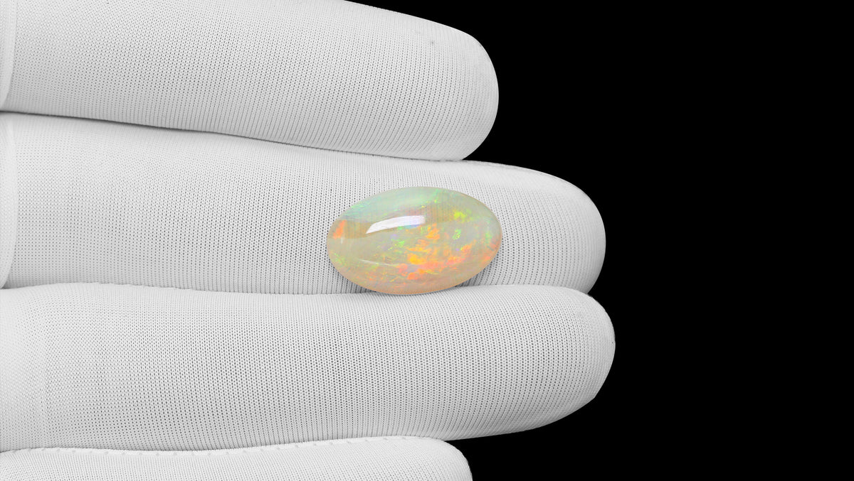 White Opal With Fire 7.16 Carats / 7.87 Ratti