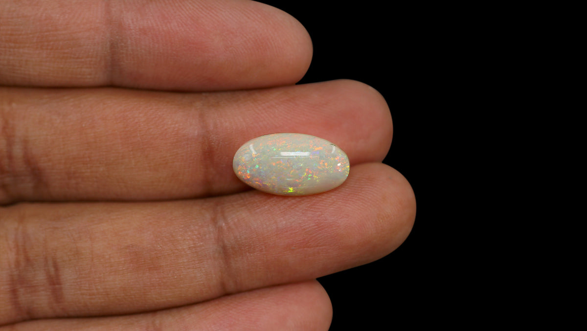 White Opal With Fire 7.25 Carats / 7.97 Ratti
