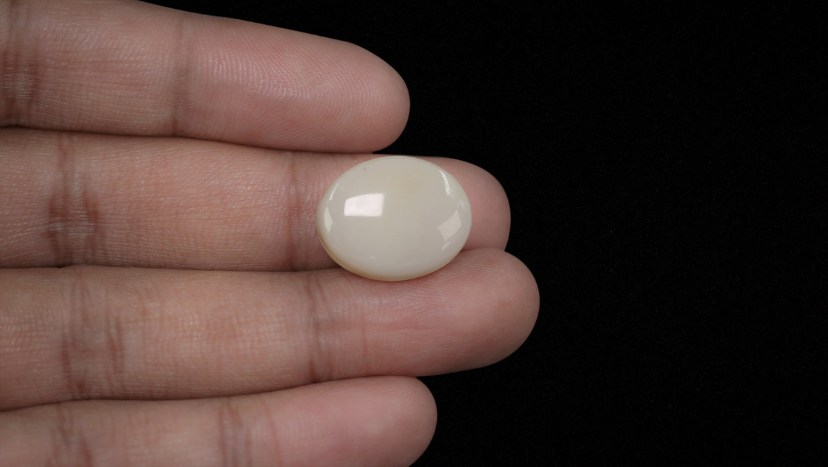 White Opal With Fire 19.81 Carats / 21.77 Ratti