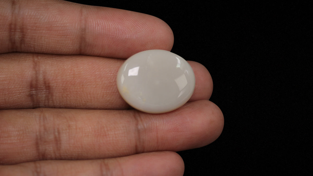 White Opal With Fire 29.19 Carats / 32.08 Ratti