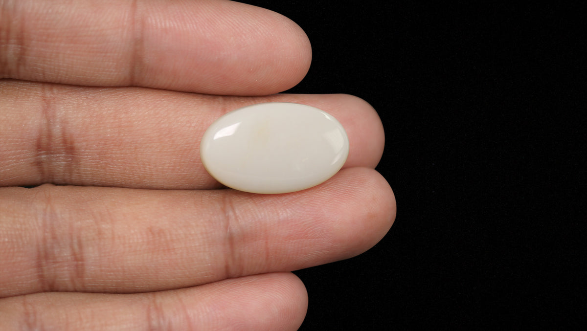 White Opal With Fire 19.26 Carats / 21.16 Ratti