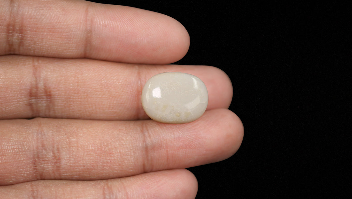 White Opal With Fire 12.87 Carats / 14.14 Ratti