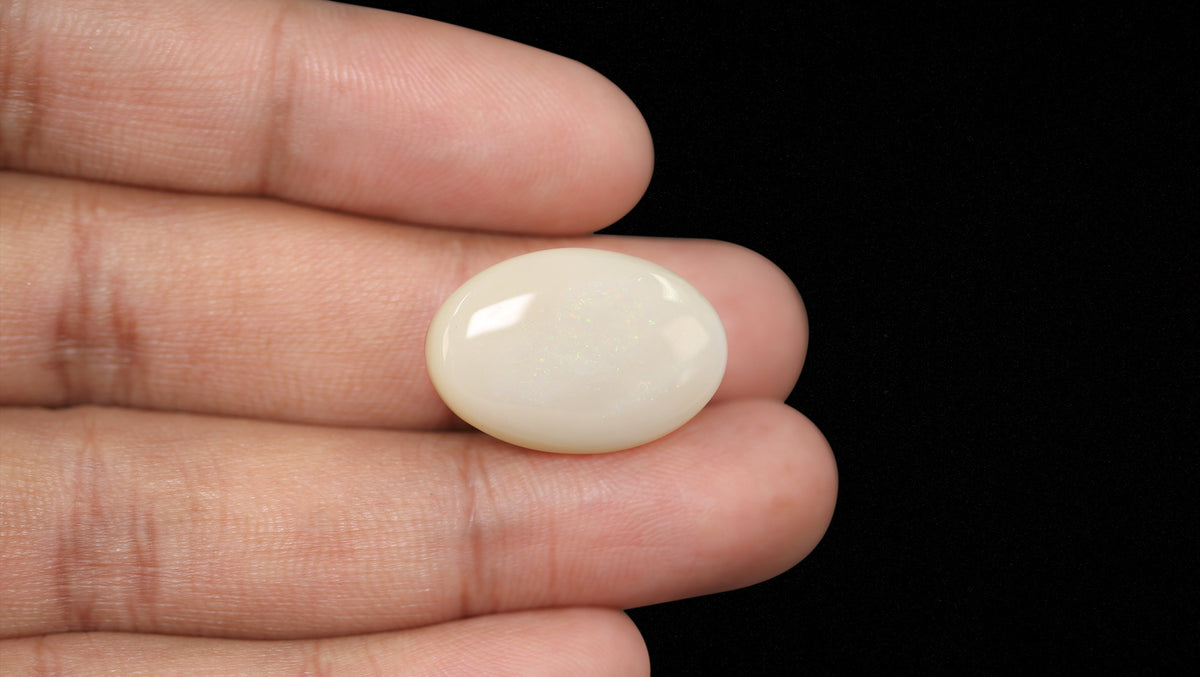White Opal With Fire 19.72 Carats / 21.67 Ratti