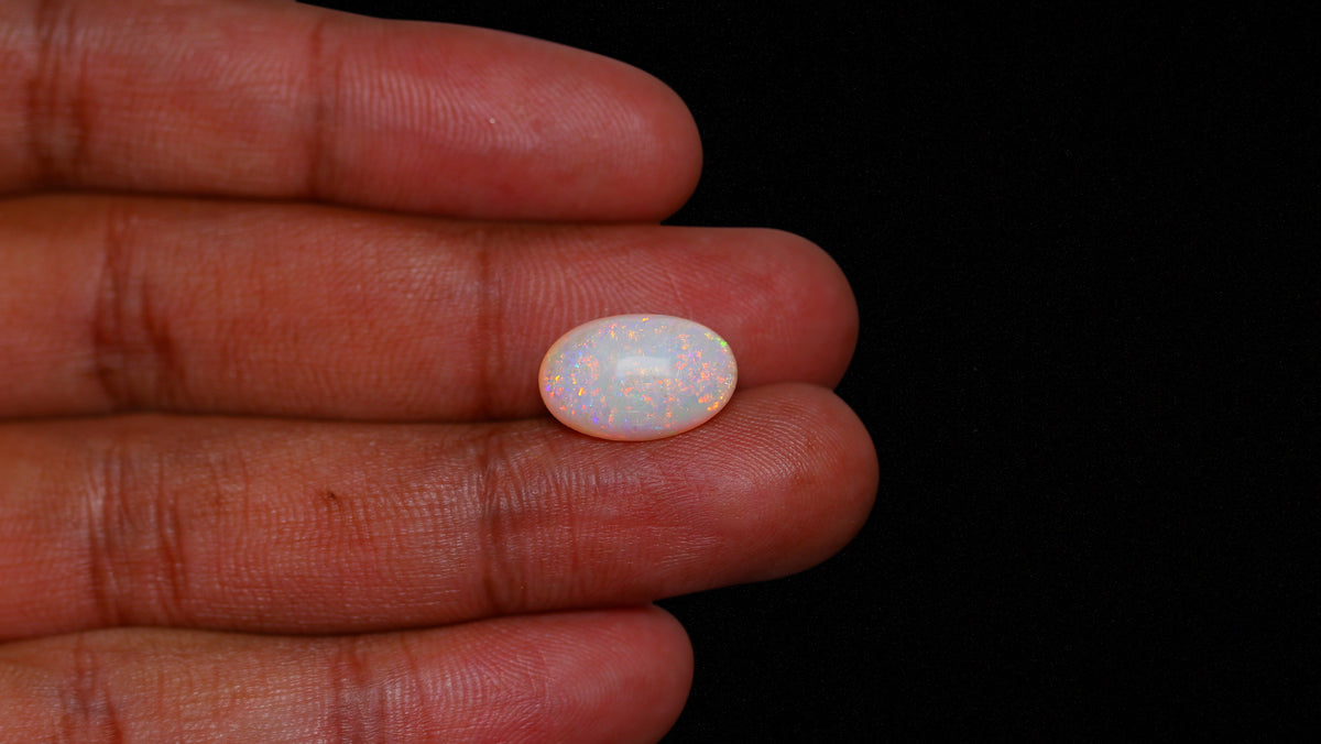 White Opal With Fire 5.75 Carats / 6.39 Ratti