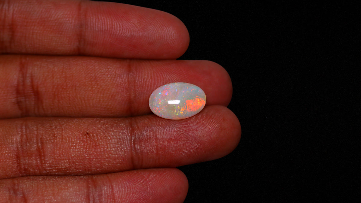 White Opal With Fire 5.56 Carats / 6.18 Ratti