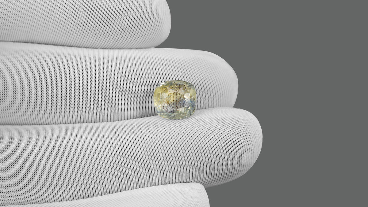 Natural Pitambari 4.67 Carats / 5.13 Ratti