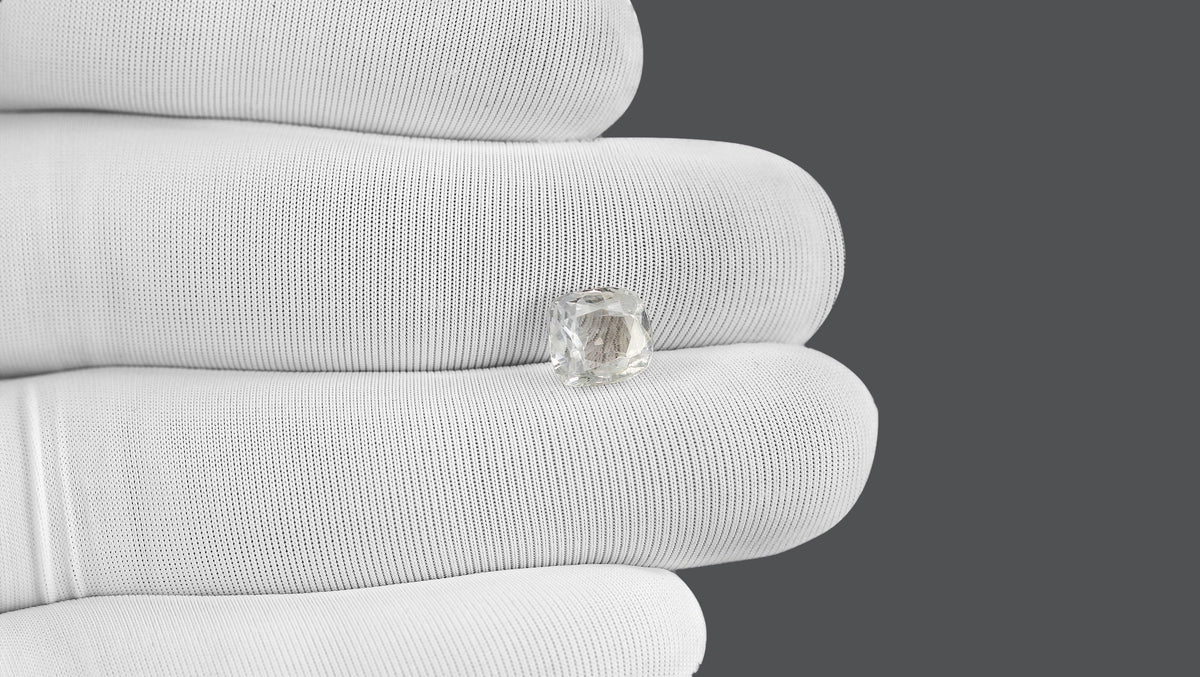 Natural White Sapphire 2.82 Carats / 3.1 Ratti