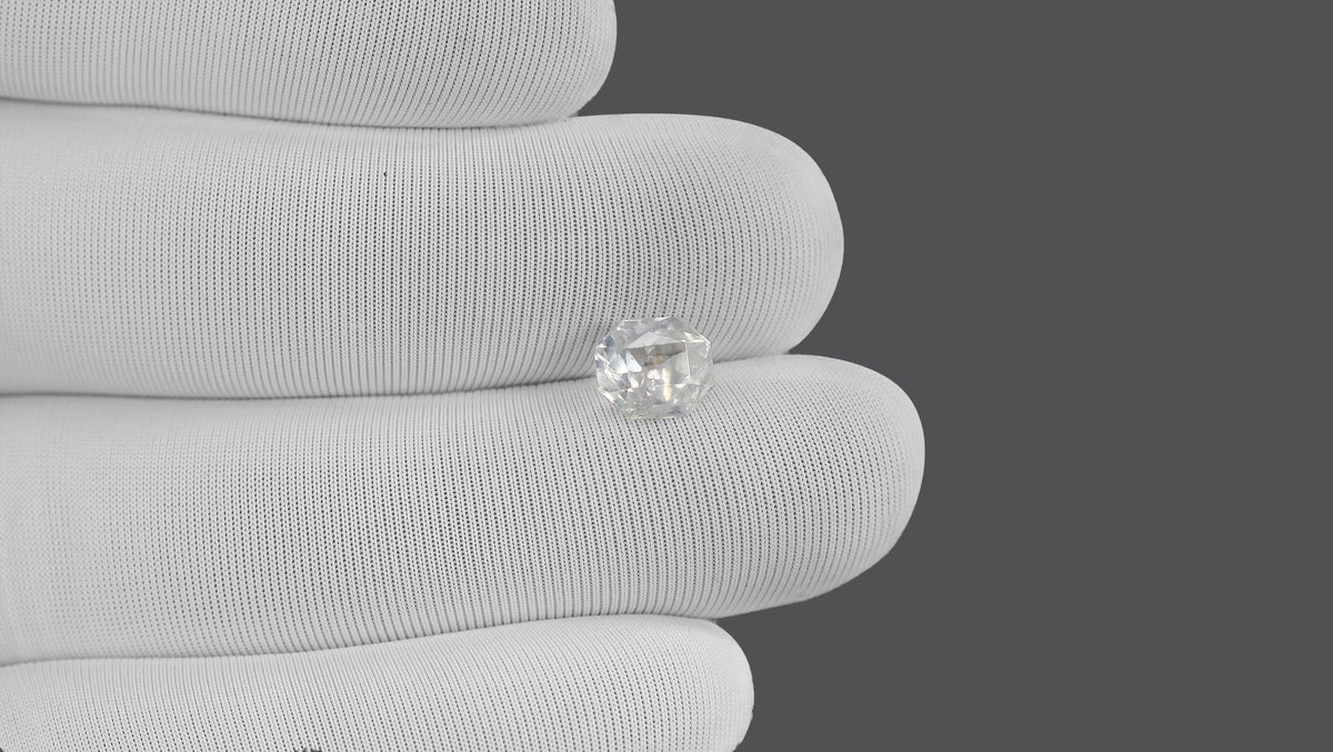 Natural White Sapphire 2.91 Carats / 3.2 Ratti