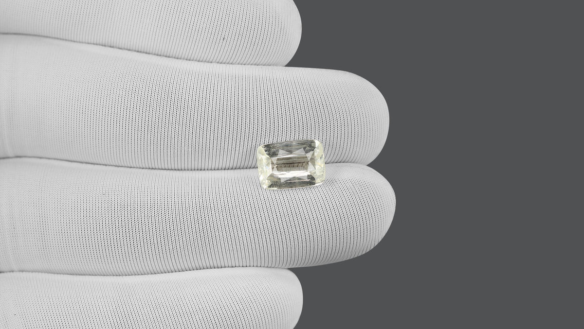 Natural White Sapphire 4.82 Carats / 5.3 Ratti