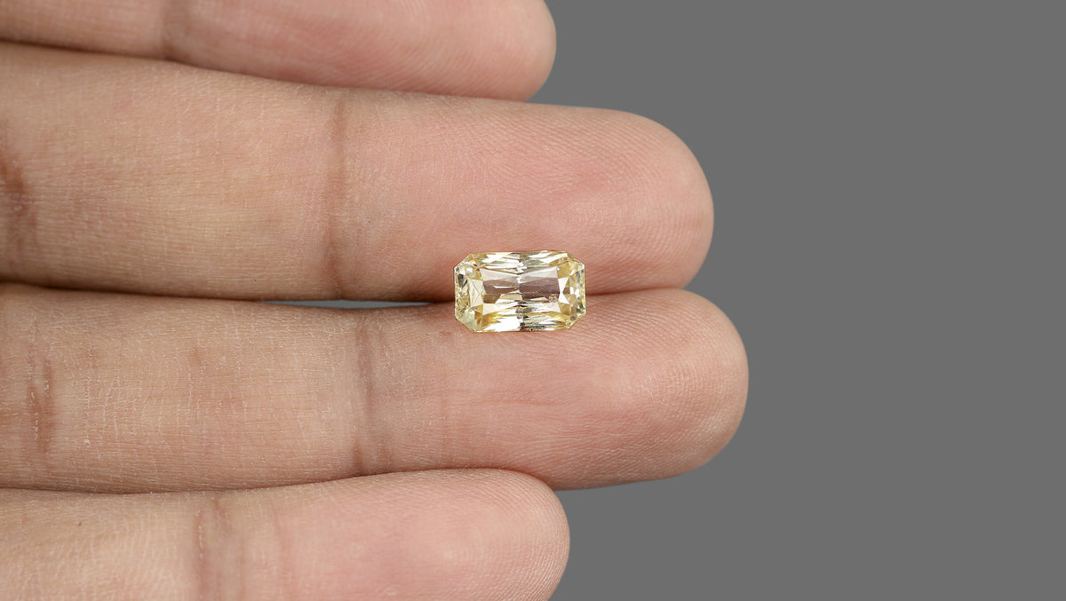 Natural Yellow Sapphire 4.50 Carats / 4.95 Ratti