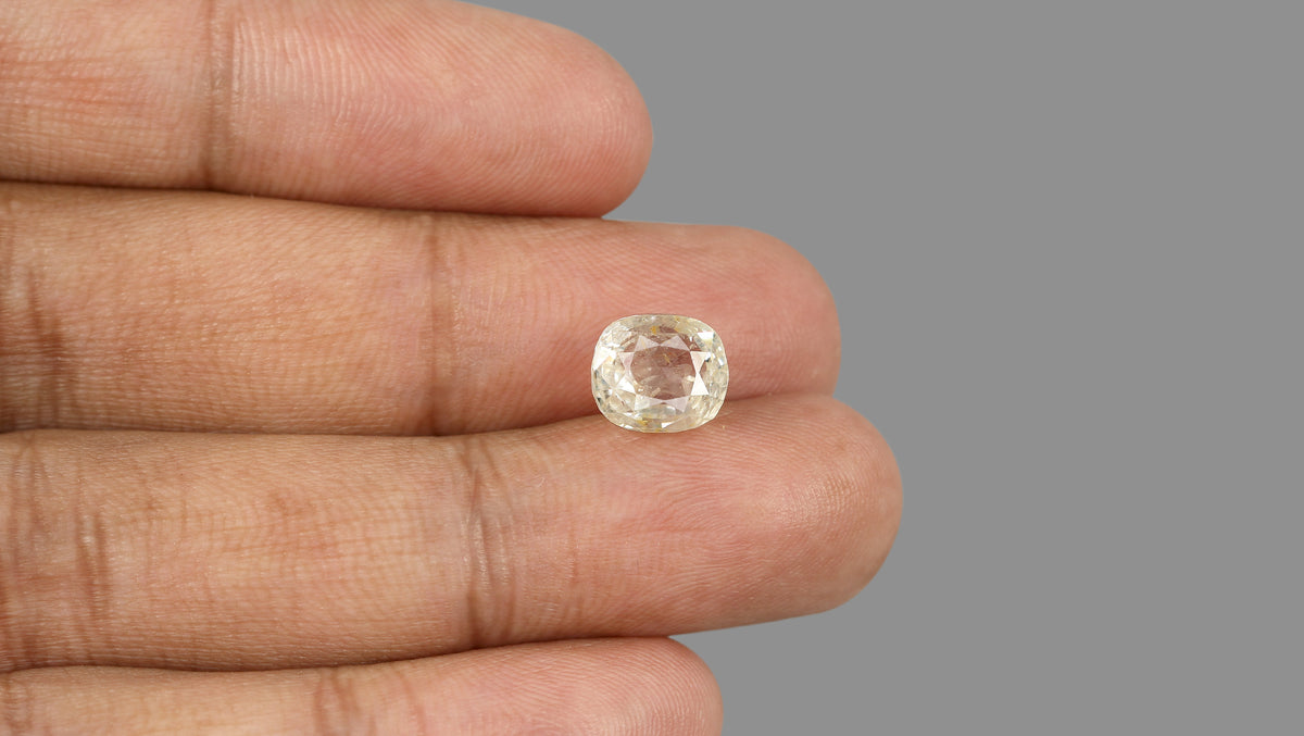 Natural Yellow Sapphire 6.13 Carats / 6.74 Ratti