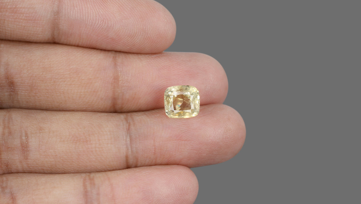 Natural Yellow Sapphire 4.73 Carats / 5.2 Ratti