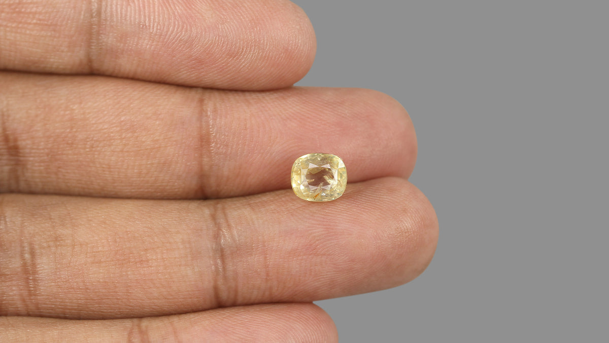 Natural Yellow Sapphire 3.38 Carats / 3.71 Ratti
