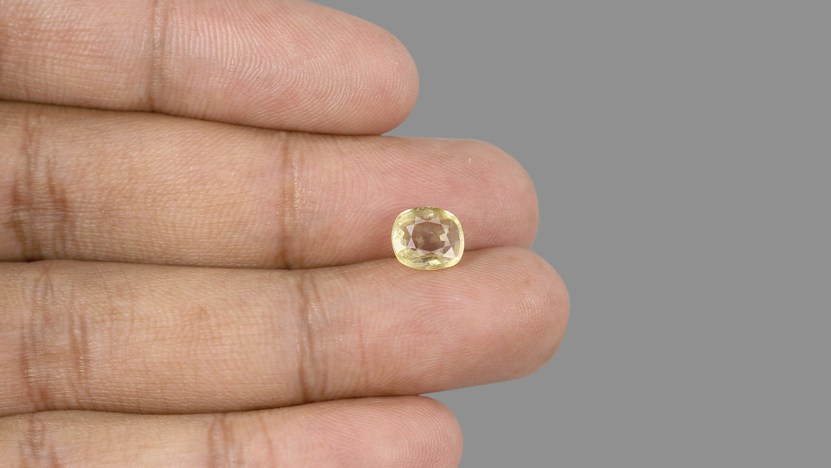 Natural Yellow Sapphire 2.77 Carats / 3.04 Ratti