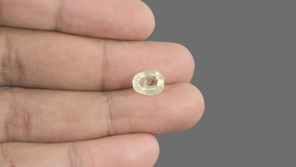 Natural Yellow Sapphire 4.09 Carats / 4.49 Ratti