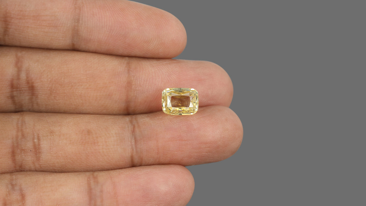 Natural Yellow Sapphire 5.46 Carats / 6 Ratti