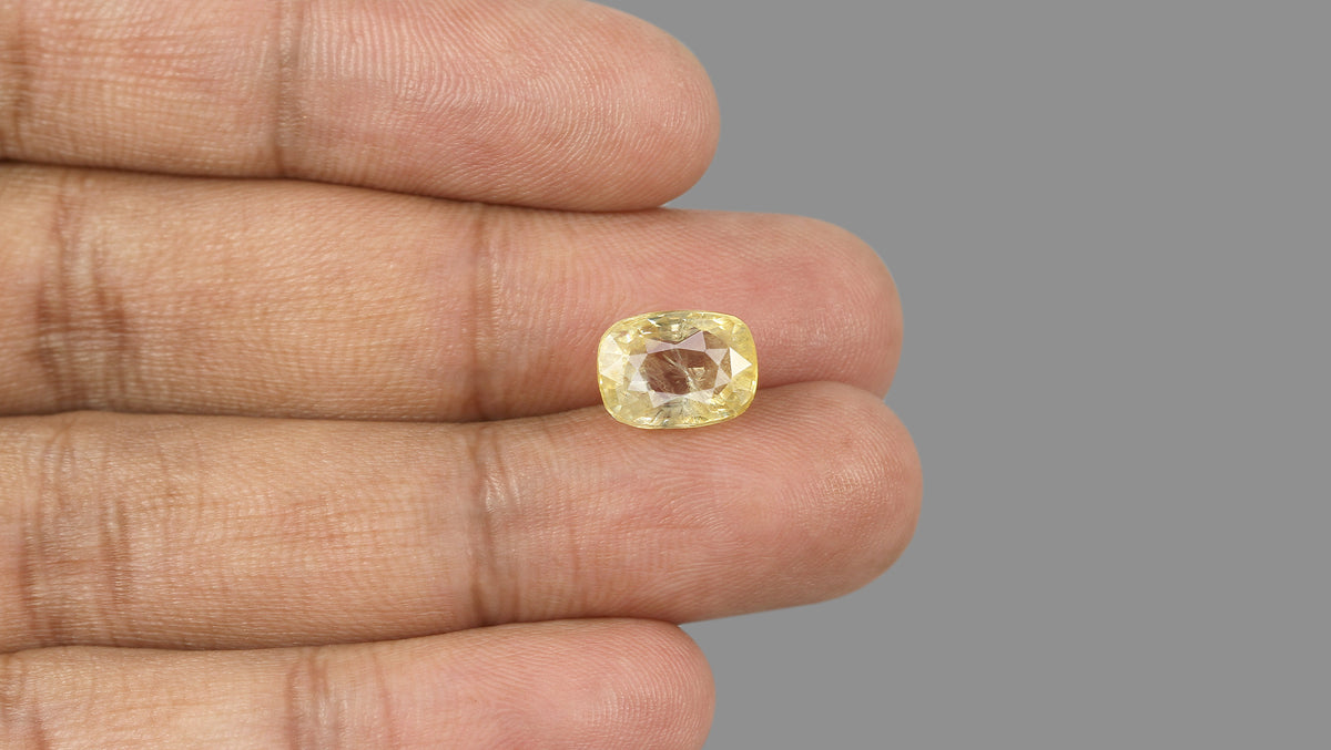 Natural Yellow Sapphire 7.04 Carats / 7.74 Ratti