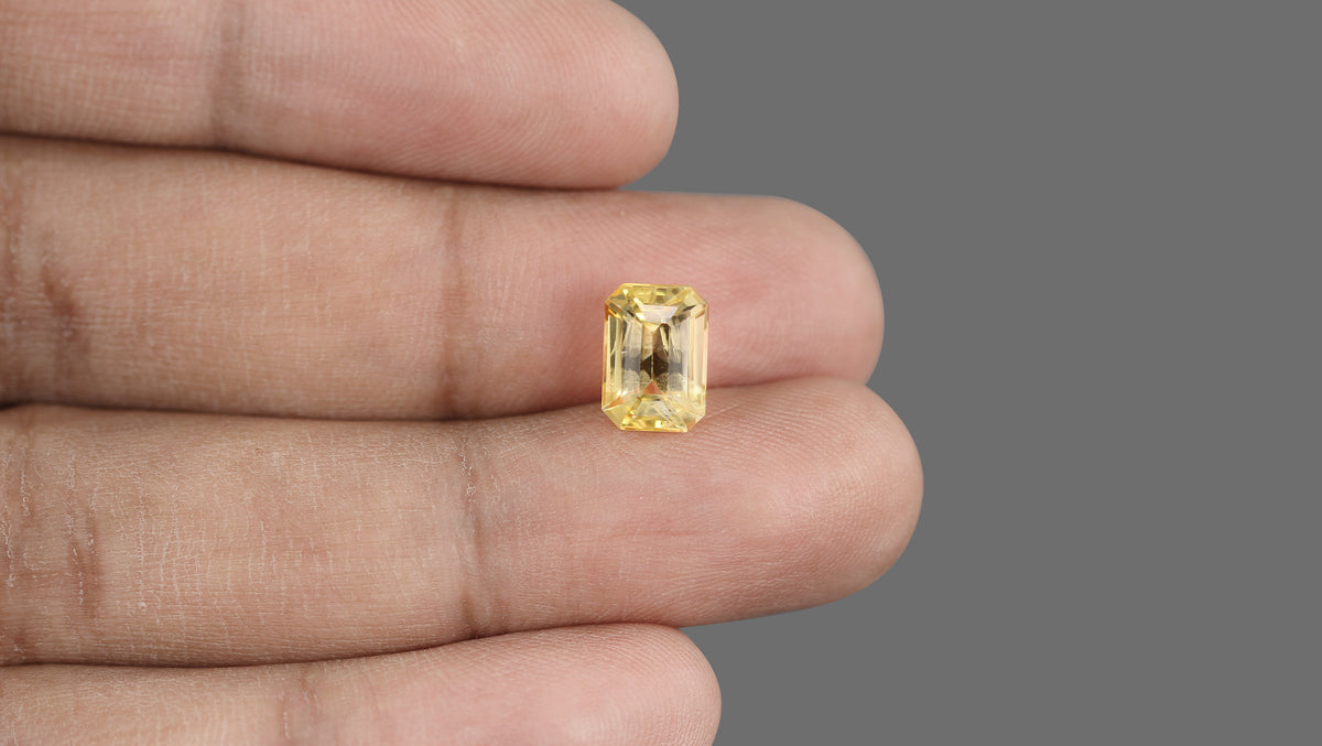 Natural Yellow Sapphire 4.60 Carats / 5.05 Ratti