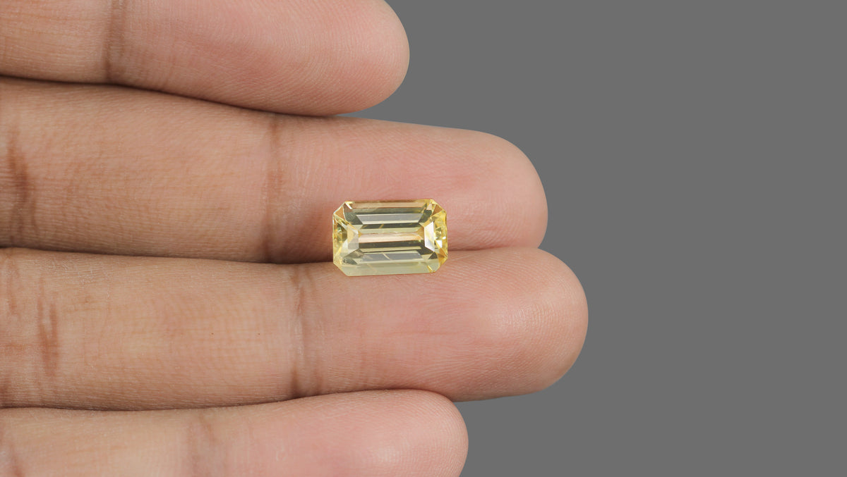 Natural Yellow Sapphire 5.87 Carats / 6.45 Ratti