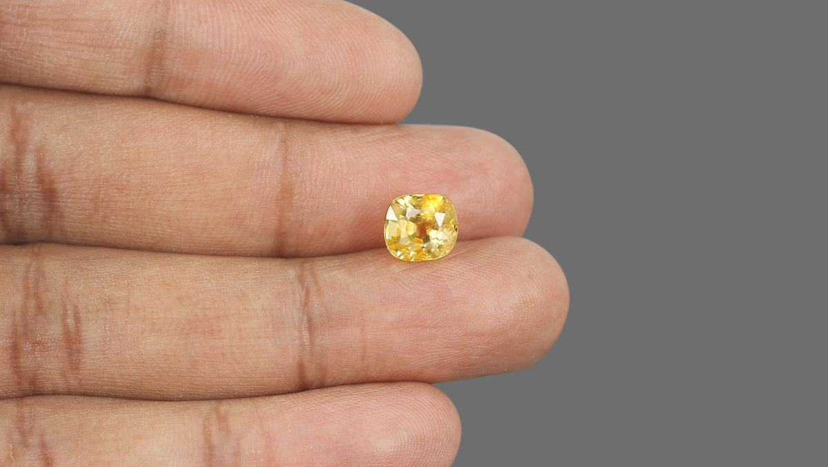 Natural Yellow Sapphire 4.11 Carats / 4.52 Ratti
