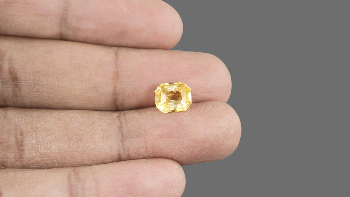 Natural Yellow Sapphire 4.37 Carats / 4.8 Ratti