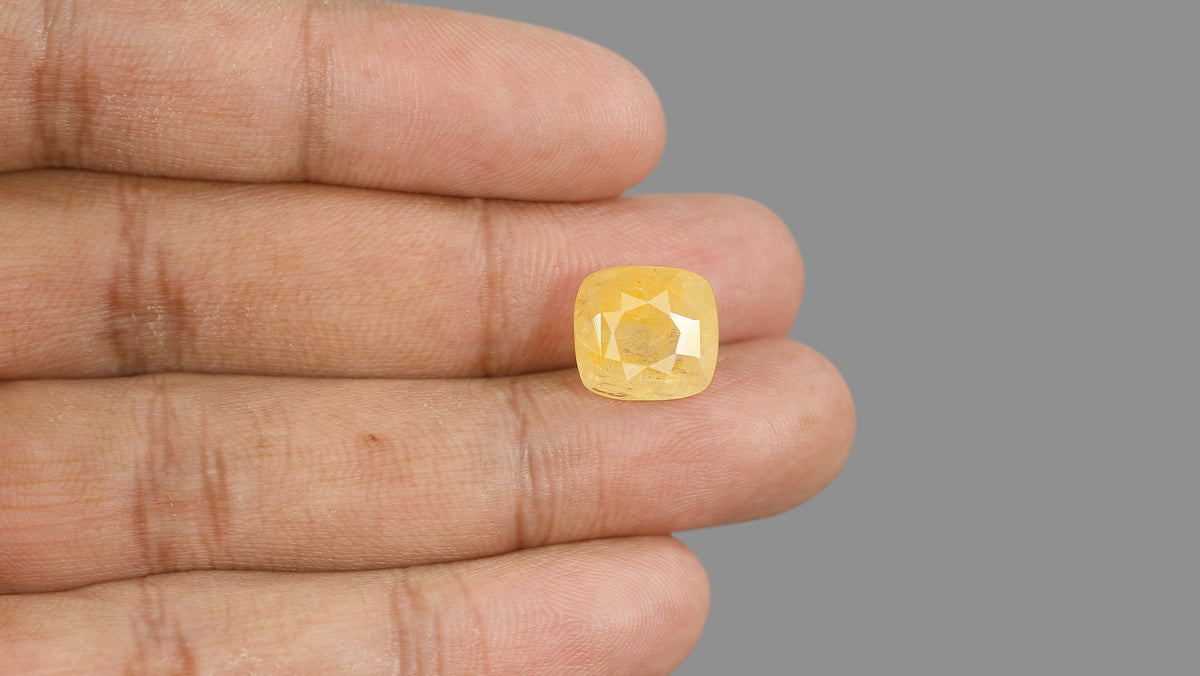 Natural Yellow Sapphire (Pukhraj) 12.11 Carats / 13.31 Ratti