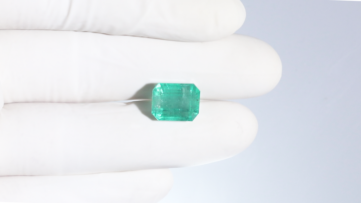 Minor Oil Natural Afganistan Emerald (Panna) 9.64 Carats / 10.59 Ratti