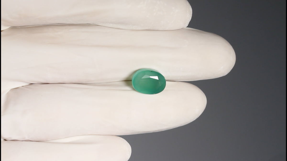 GREEN ONYX 5.29 CARATS. / 5.81 Ratti